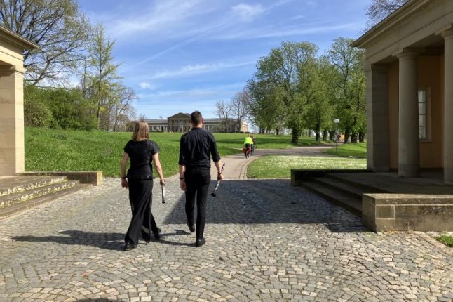 Mitglieder der Stuttgarter Philharmoniker laden zum musikalischen Wandeln im Park ein