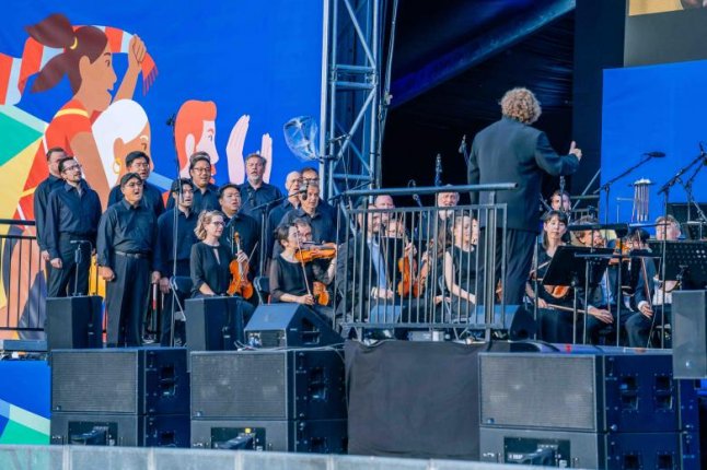 Marcus Bosch dirigiert die Stuttgarter Philharmoniker und den Männerchor der Staatsoper Stuttgart