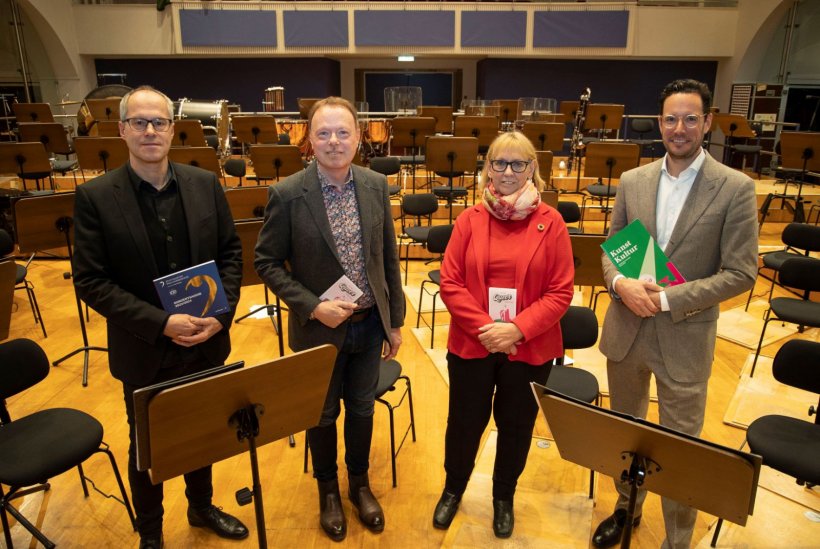 Vier Vertreter der Stadt Stuttgart und der Jubilare blicken in die Kamera: Christian Lorenz, Michael Wenger, Ilse Kestin und Fabian Mayer.