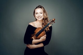 Violinistin Maria Ioudenitch in grünem Samtkleid mit Geige in der Hand