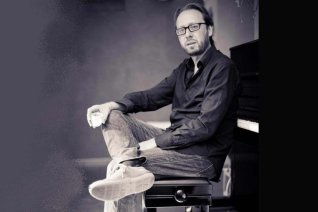 Roberto Prosseda sitzt vor einem Klavier