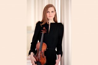 Violinistin Tanja Becker-Bender mit Geige unterm Arm