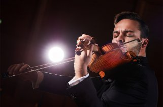 Violinist Dalibor Karvay spielt auf seiner Geige