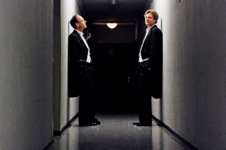 Piano-Duo Grau/Schumacher angelehnt an einer Wand