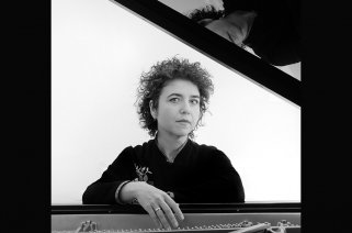 Pianistin Lea Auerbach sitzt am Flügel