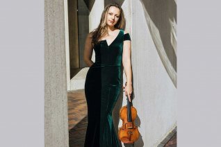 Violinistin Maria Ioudenitch in grünem Samtkleid mit Geige in der Hand