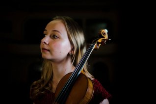 Portrait Eva Rabchevska mit Ihrer Violine