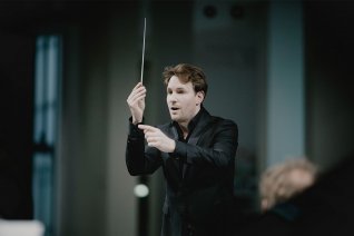 Dirigent Clemens Schuldt beim Dirigieren