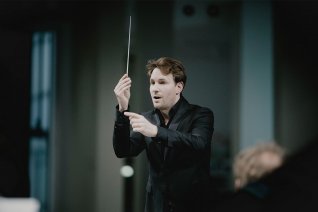 Dirigent Clemens Schuldt beim Dirigieren