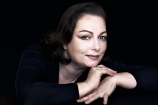 Ein Portr&auml;t der S&auml;ngerin vor dunklem Hintergrund.